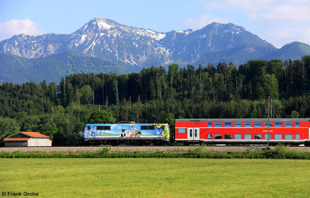 DB 111 066-7 mit Werbung   Mit dem Bayern-Ticket zu den sch�nsten Bierg�rten   vor RE 79031 M�nchen - Freilassing, KBS 951 M�nchen - Rosenheim - Salzburg, fotografiert bei �bersee am 14.05.2012