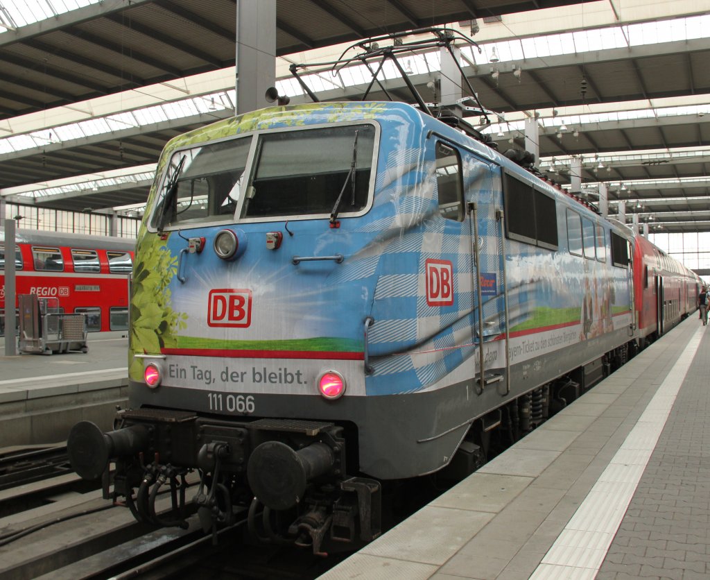 DB 111 066  Biergarten  in M�nchen Hbf, Juli 2012.
