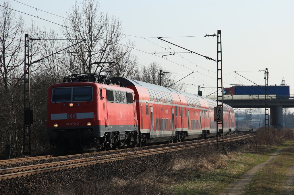 DB 111 073-3 zieht einen Regionalzug von Mnchen Hbf in Richtung Neufahrn.
Aufgenommen bei Feldmoching am 22.03.12
