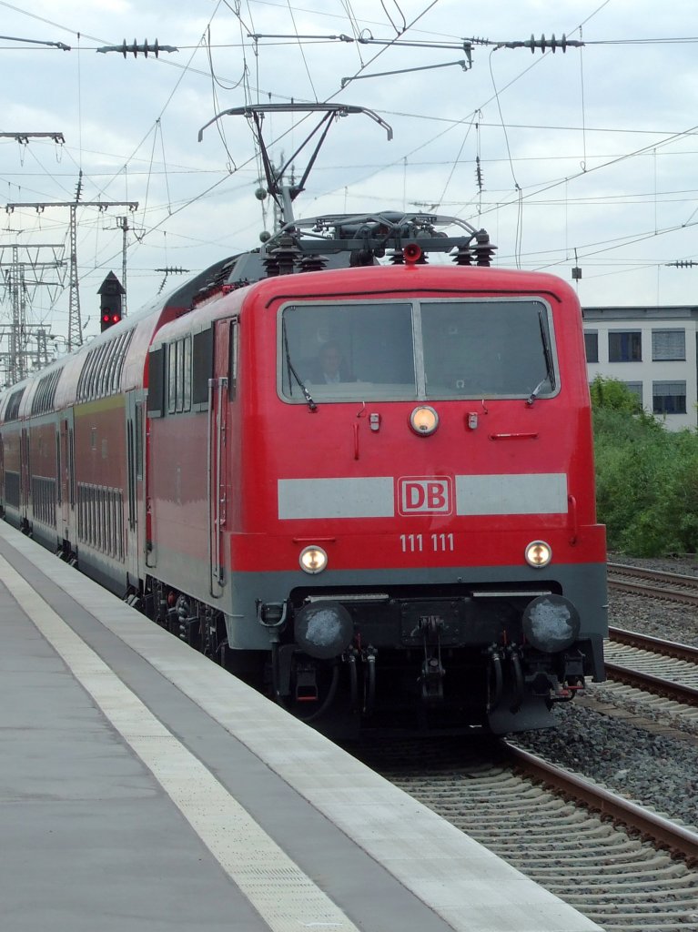 DB 111 111 erreicht am 19.06.2010 ungewhnlicher Weise vor einem RE 1 den Essener Hbf in Richtung Hamm (Westf.).