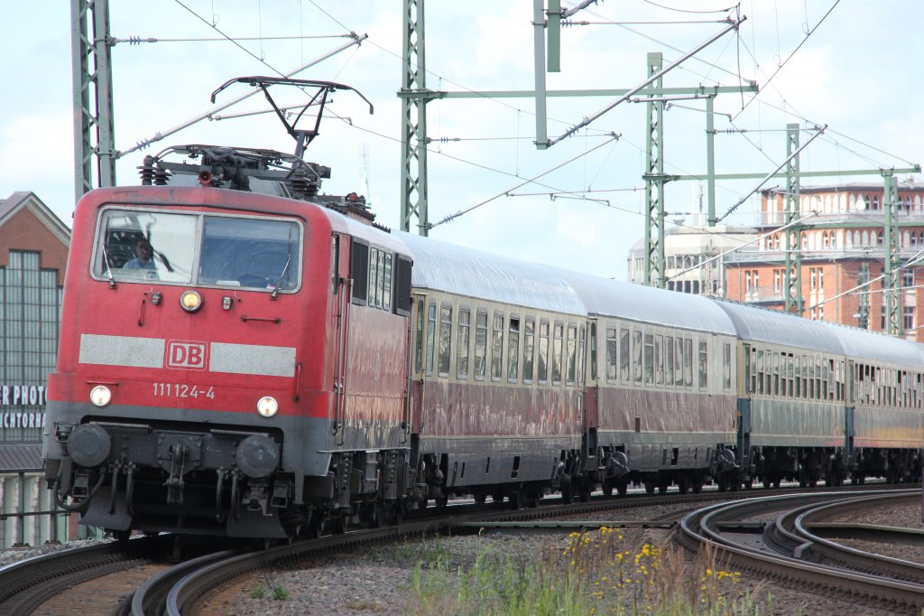 DB 111 124-4 mit IC2417 Hanseat in Hamburg, Juli 2012.