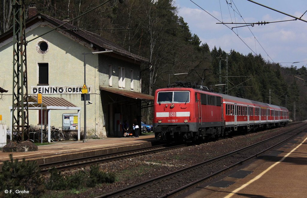 DB 111 170-7 vor RB 32118 Plattling - Neumarkt bei Einfahrt in Bhf. Deining, KBS 880 Passau - Nrnberg, fotografiert am 19.04.2010