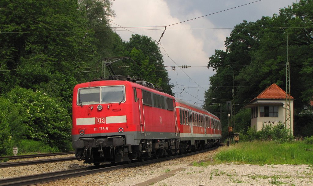 DB 111 175-6 mit dem RE 79020 von bersee nach Mnchen Hbf, in Assling (Obb); 28.05.2011