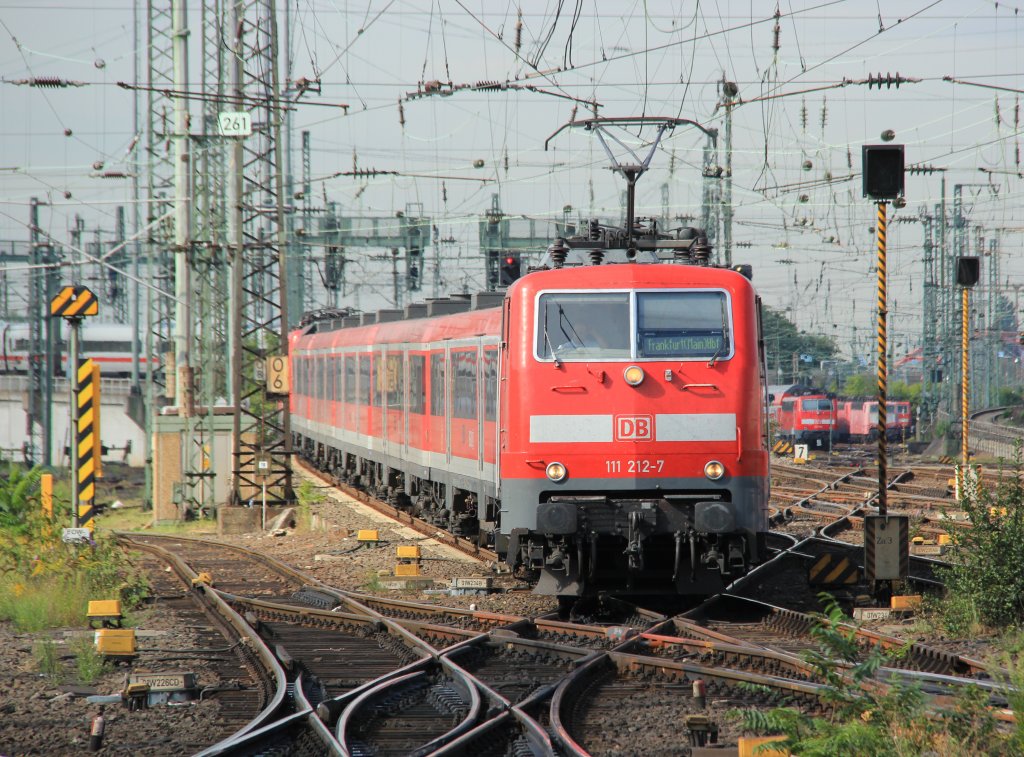 DB 111 212-4 bei der Einfahrt in Frankfurt (Main) Hbf, August 2012.