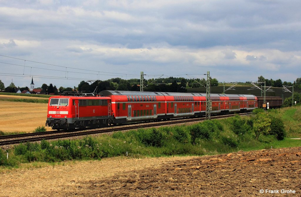 DB 111 213-5 vor GmP mit Dosto und 4 gedeckten Gterwagen fr Fahrrder als Sonderzug zur Rckfahrt von Bayern 3 Radeltour 2012 unterwegs von Gunzenhausen ber Nrnberg, Regensburg nach Freising, KBS 930 Regensburg - Mnchen, fotografiert bei Ascholtshausen am 11.08.2012 