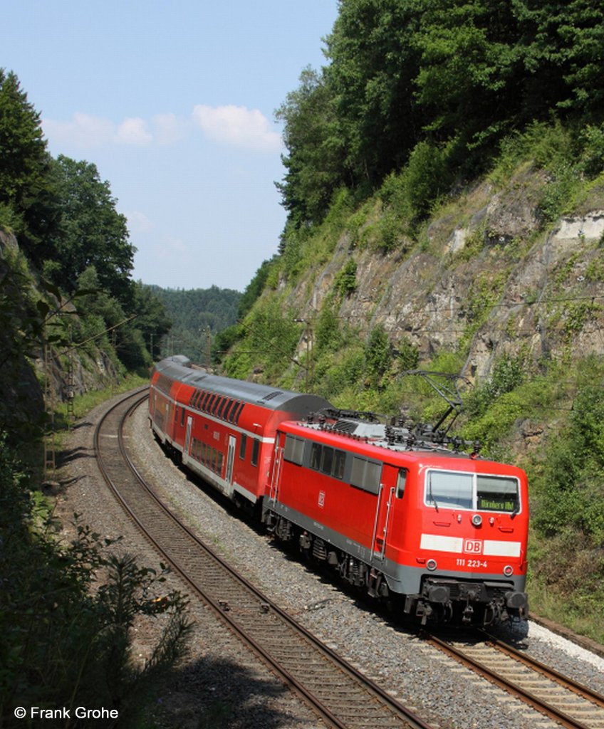 DB 111 223-4 schiebt RE 4254 Mnchen - Nrnberg, KBS 880 Passau - Nrnberg, fotografiert im Felsdurchbruch bei Deining am 26.07.2012
