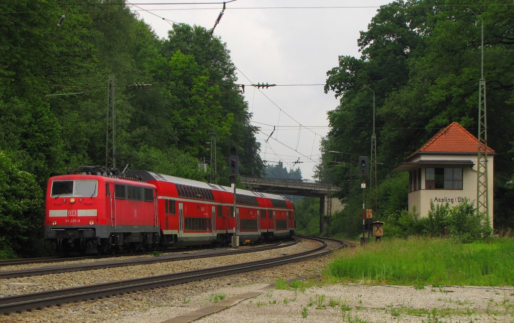 DB 111 225-9 mit dem RE 79013  Mnchen-Salzburg-Express  von Mnchen Hbf nach Salzburg Hbf, in Aling (Oberbay); 28.05.2011
