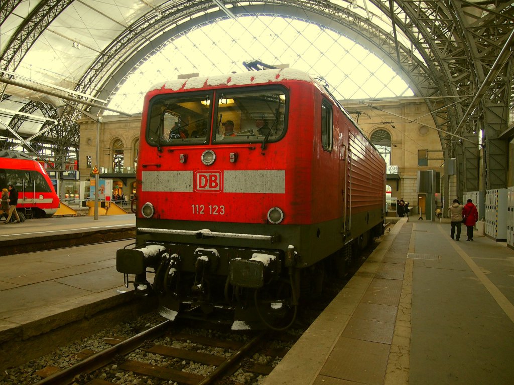DB 112 123 auf dem Hauptbahnhof Dresden am 6.12.2012.