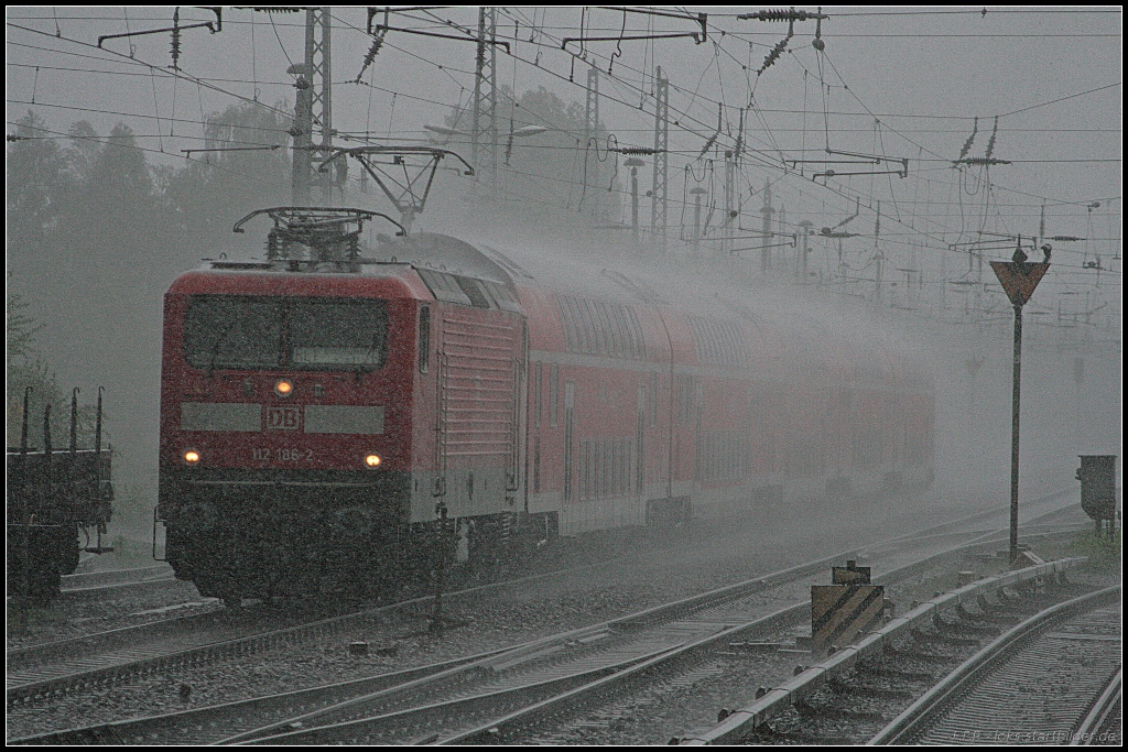 DB 112 186-2 eilt mit dem RE1 durch den Gewitterregen (gesehen Berlin Hirschgarten 24.05.2010)