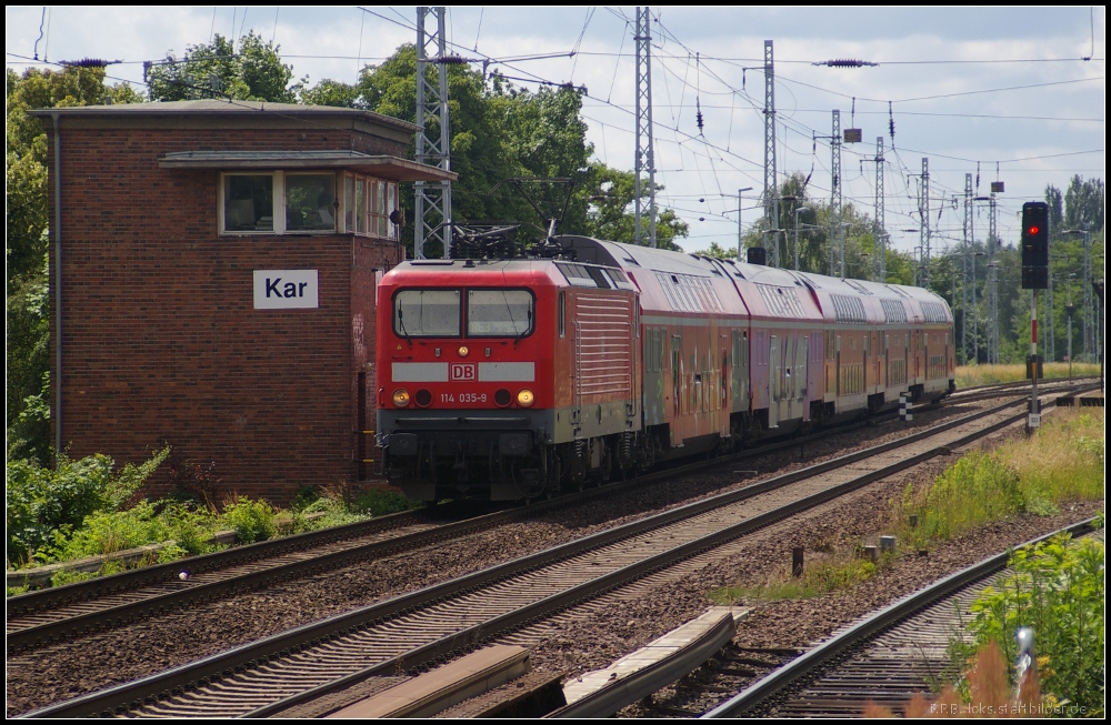 DB 114 035 mit RE3 Stralsund am 17.06.2012 bei Berlin-Karow