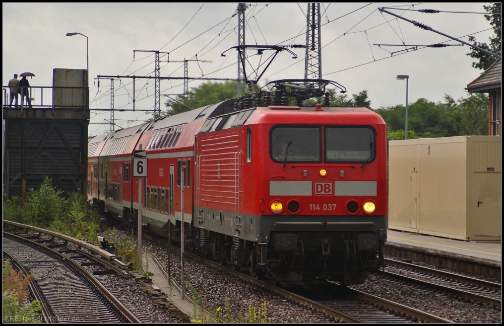 DB 114 037 bei Regenwetter mit dem RE1 nach Berlin-Charlottenburg am 14.07.2012 in Berlin-Karlshorst
