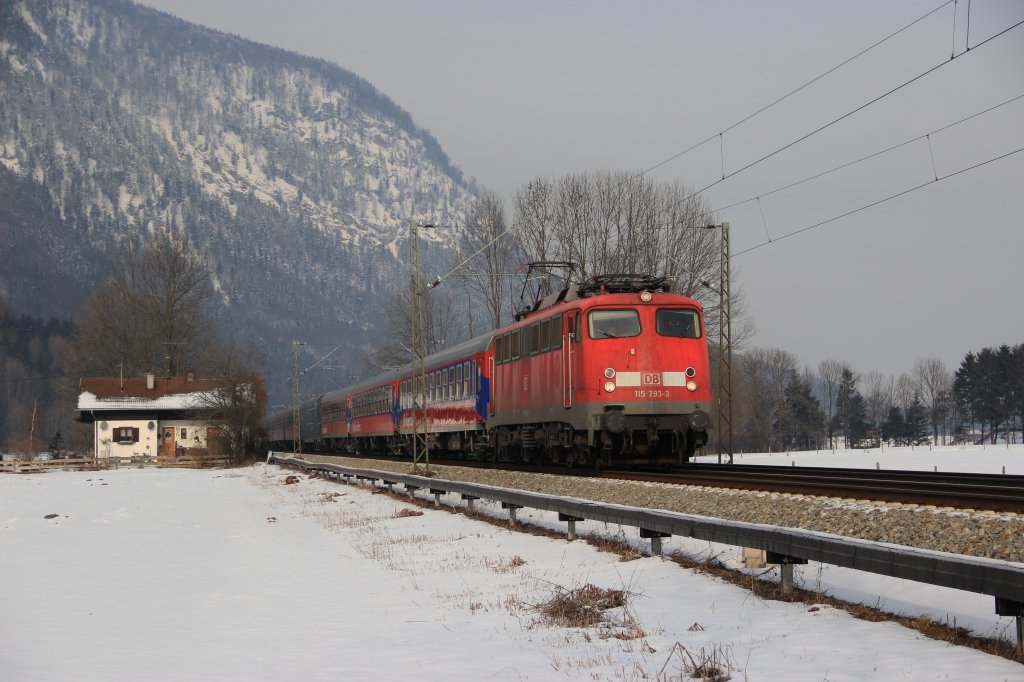 DB 115 293-3 mit einem versptetem Turnuszug am 04.02.2012 aufgenommen bei Niederaudorf