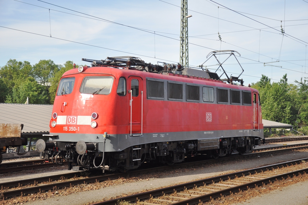 DB 115 350-1 fast fertig fr der Pbz 2459 nach Basel mit zwei IC Wagen, aufgenommen am 13.06.2013 in Karlsruhe Hbf