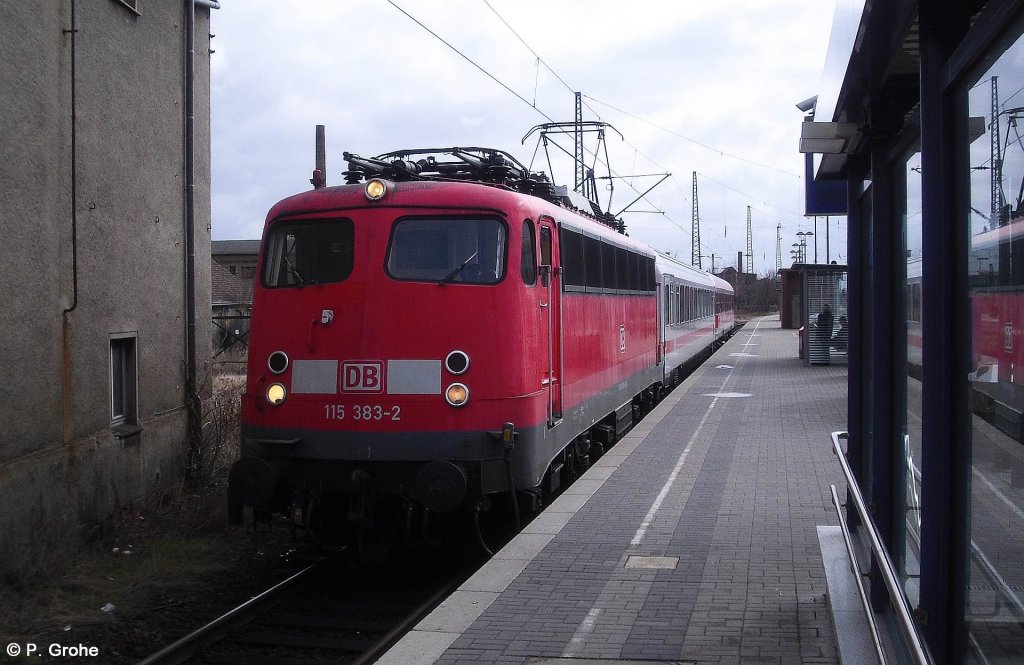 DB 115 383-2 vor PbZ 2466 Leipzig - Berlin-Rummelsburg, fotografiert in Halle Saale Hbf. am 08.03.2012