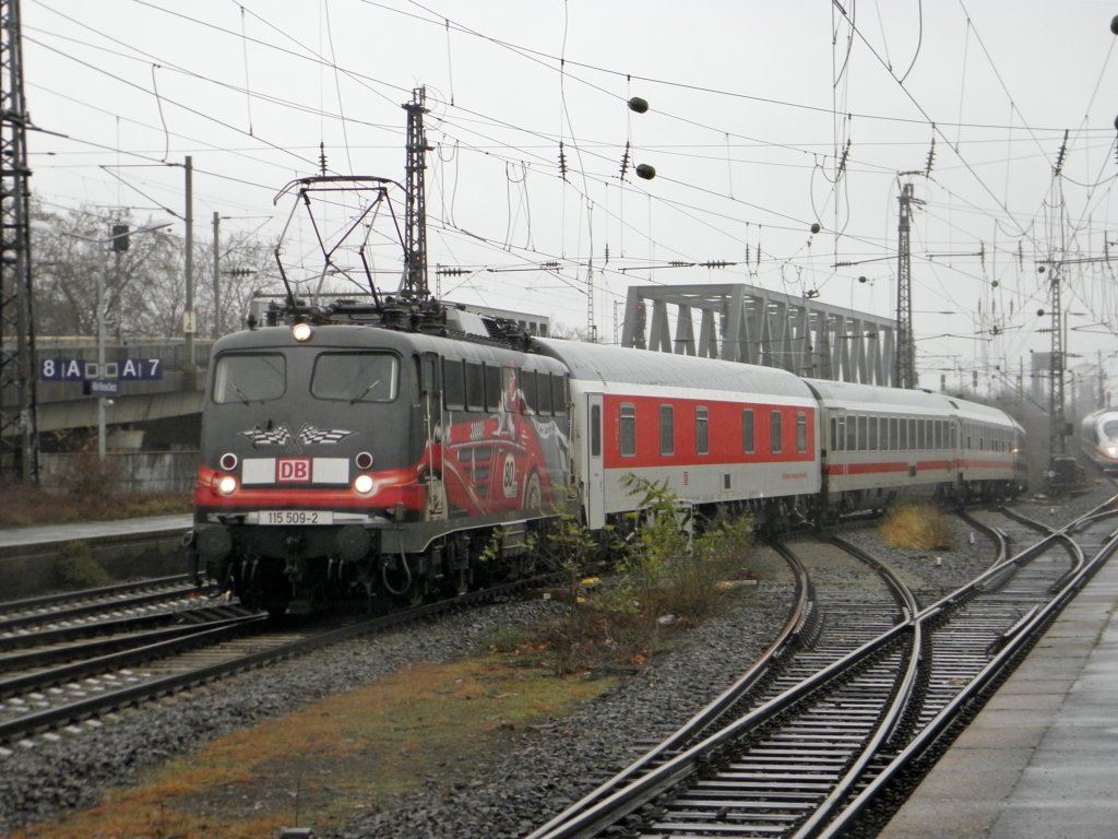 DB 115 509-2  80 Jahre Autozug  beim schlimmsten Nieselregen in Kln Deutz am 31.12.2011