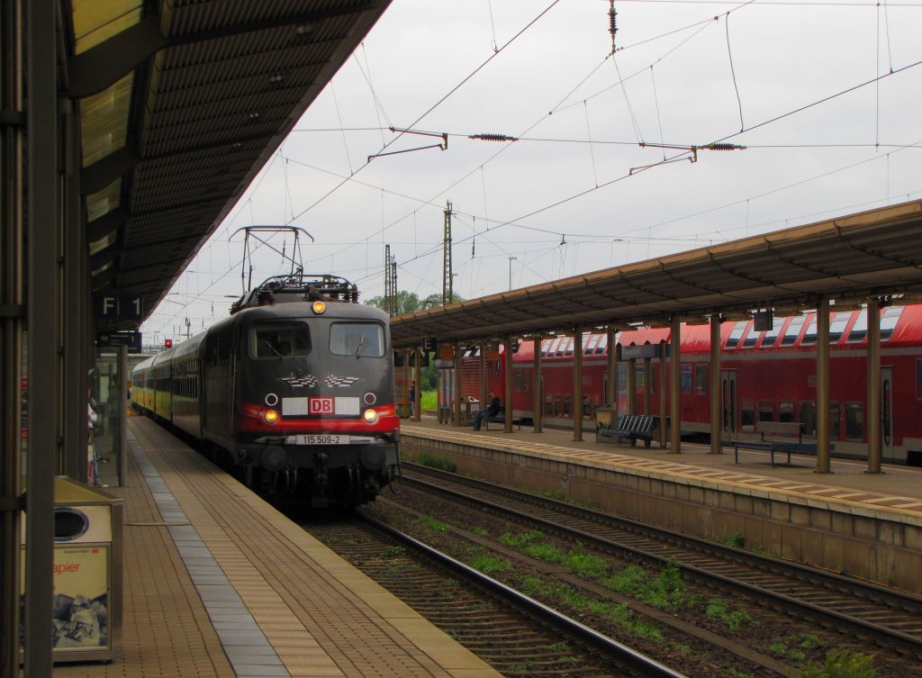 DB 115 509-2  80 Jahre DB Autozug  mit dem PF 2758 von Neuenmarkt-Wirsberg nach Leipzig Hbf, am 26.06.2012 bei der Durchfahrt in Naumburg (S) Hbf.
