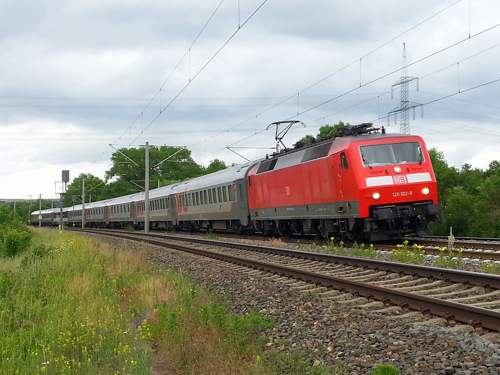 DB 120 102-9 mit dem umgeleiteten EN 452 von Moskva Belorusskaja nach Paris Est, am 26.06.2013 bei Erfurt.