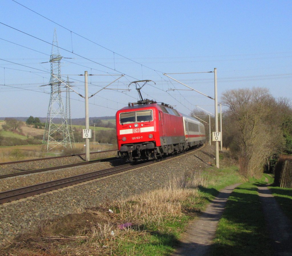 DB 120 103-7 als Schublok mit dem IC 2871 von Frankfurt Flughafen Fernbf nach Dresden Hbf, bei Ingersleben. Zuglok war DB 101 052-9; 07.04.2010
