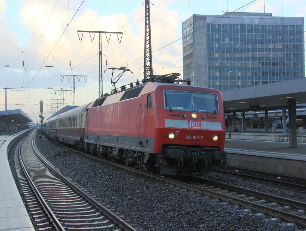 DB 120 103-7 mit Rheingold in Essen Hbf, September 2012.