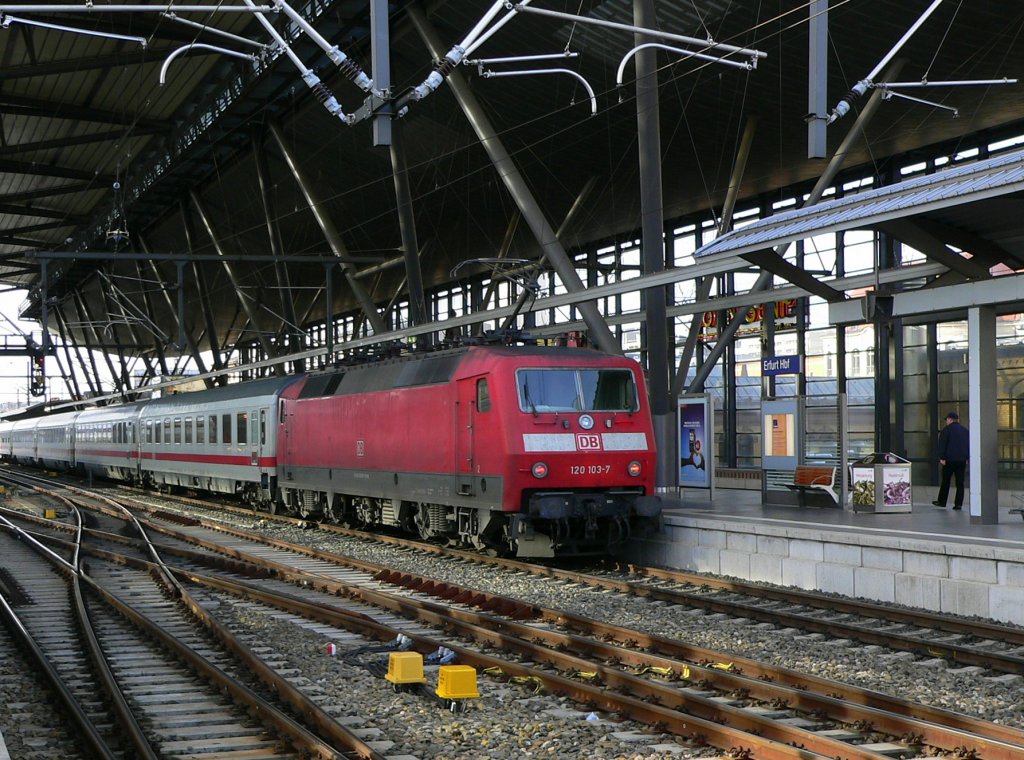 DB 120 103 mit dem IC 2152 aus Berlin Gesundbrunnen, in Erfurt Hbf; 28.11.2009
