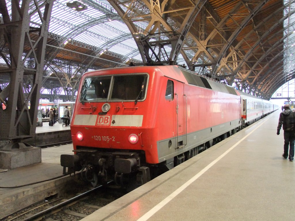 DB 120 105 schiebt am frhen Nachmittag des 18.Mrz 2011 einen IC aus dem Leipziger Hauptbahnhof.