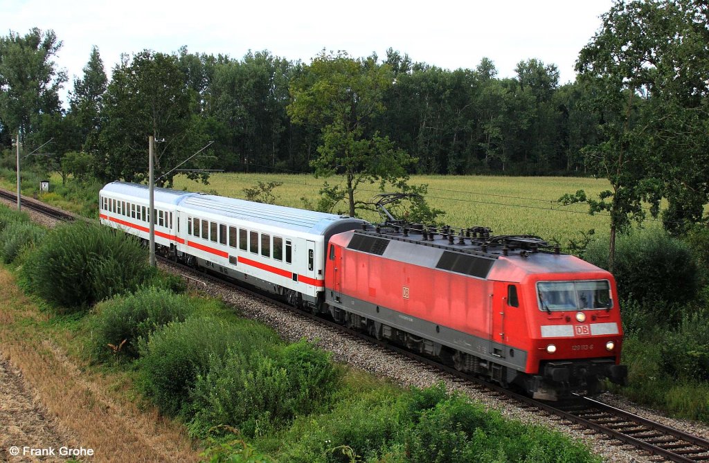 DB 120 113-6 mit 2 Reisezugwagen als Sonderzug unterwegs Richtung Landshut, KBS 931 Passau - Plattling - Mnchen, fotografiert zwischen Wallersdorf und Landau am 11.08.2012