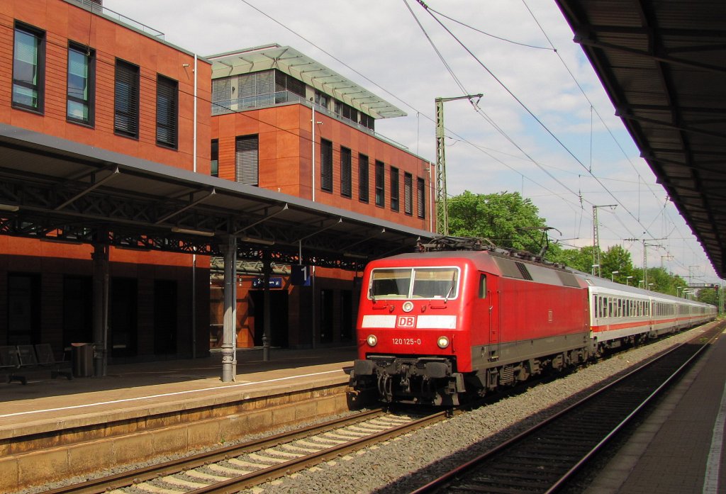 DB 120 125-0 mit dem IC 118 von Salzburg Hbf nach Mnster (Westf) Hbf, am 30.06.2011 im Bf Mainz Rmisches Theater.