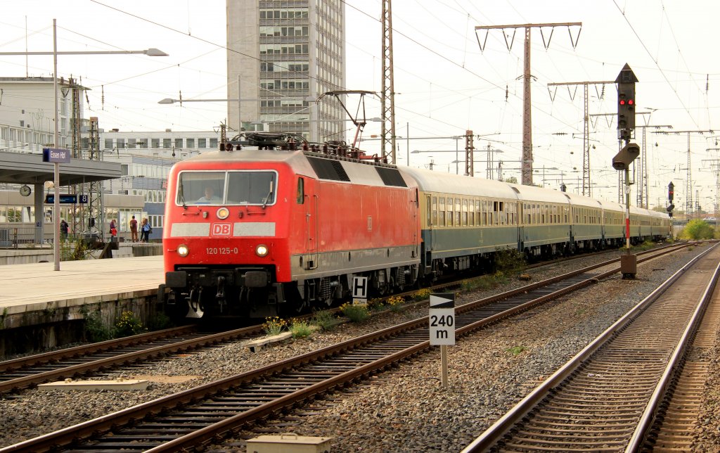 DB 120 125-0 mit IC2410  Hanseat  in Essen Hbf, Oktober 2012.