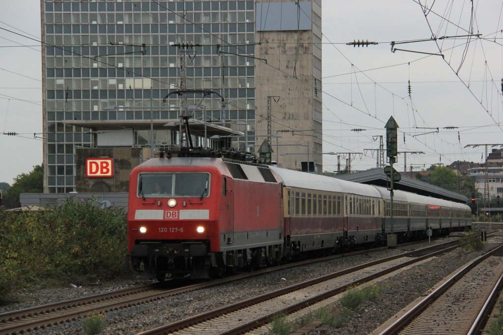 DB 120 127-6 mit IC2417  Hanseat  in Essen Hbf, September 2012.