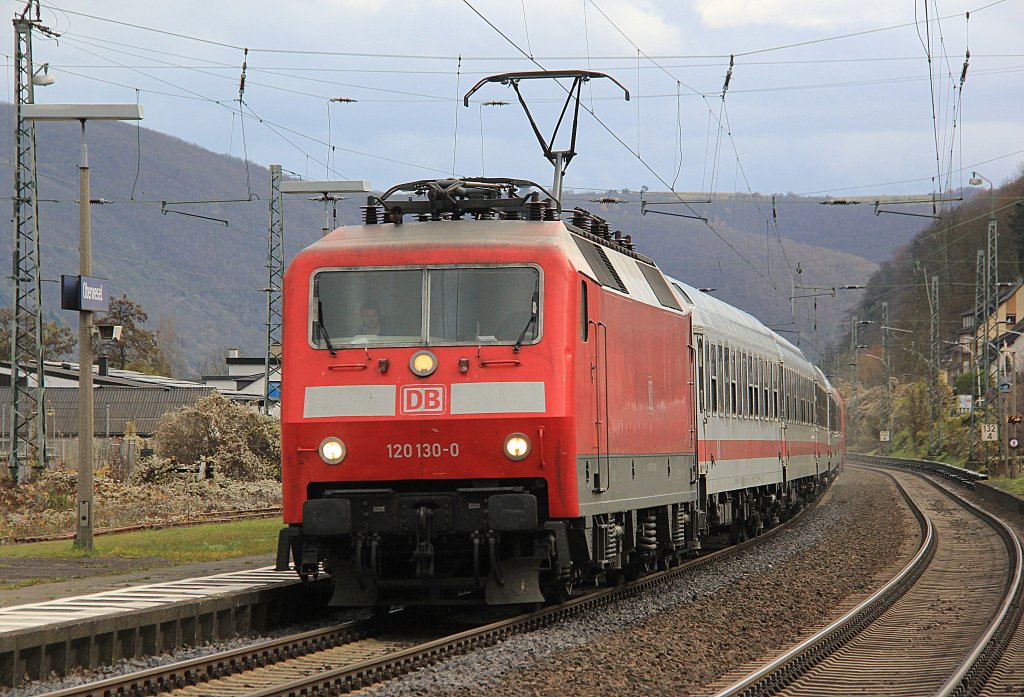 DB 120 130-0 mit IC in Oberwesel, November 2012.