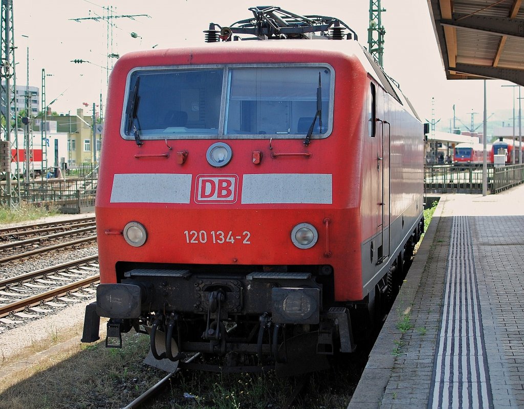 DB 120 134-2 wartet hier in Basel Bad Bf am 06.08 2010.