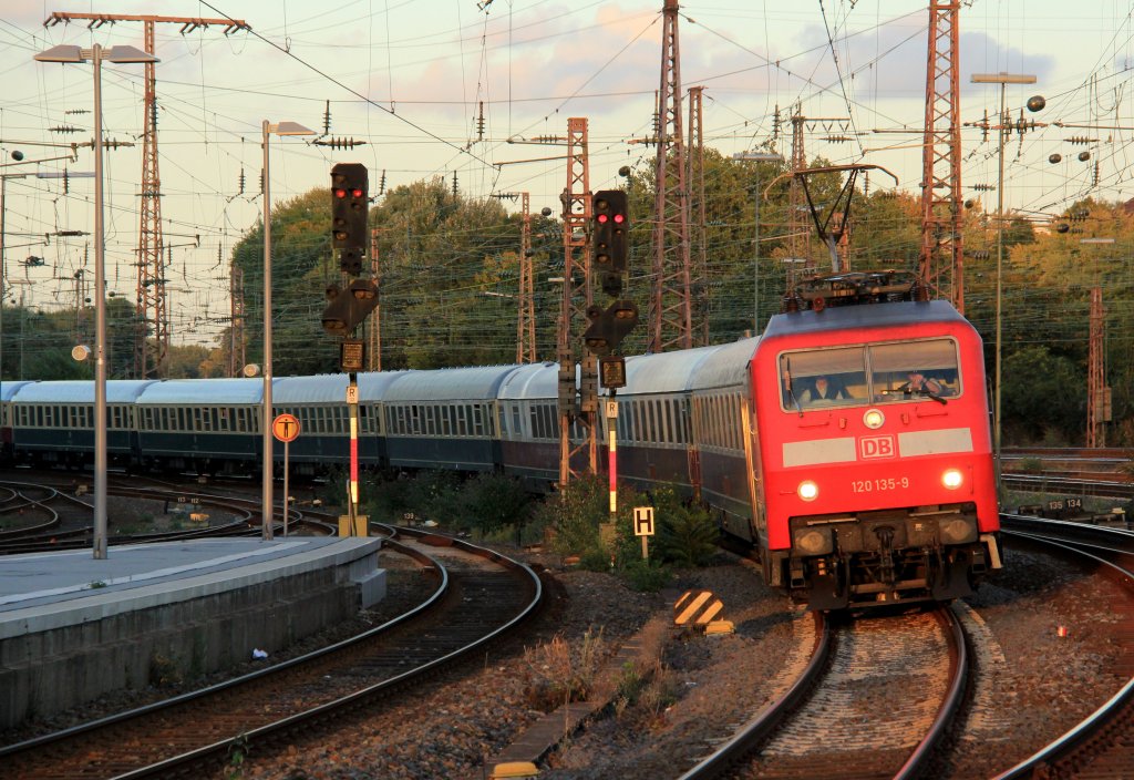 DB 120 135-9 mit Hanseat IC2417 in Essen Hbf, Oktober 2012.