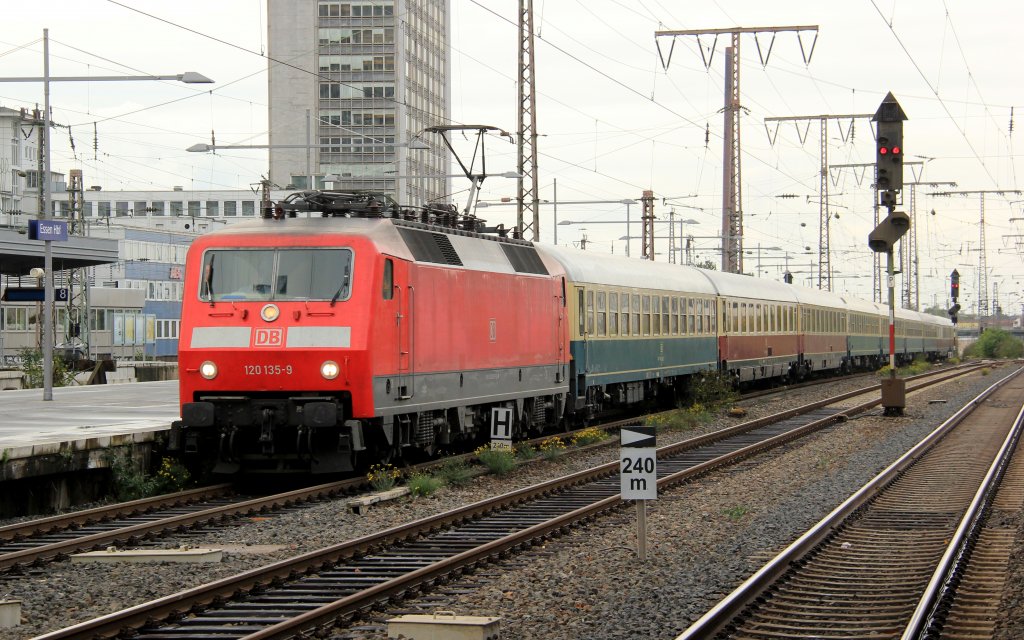DB 120 135-9 mit IC2410  Hanseat  in Essen Hbf, Oktober 2012.