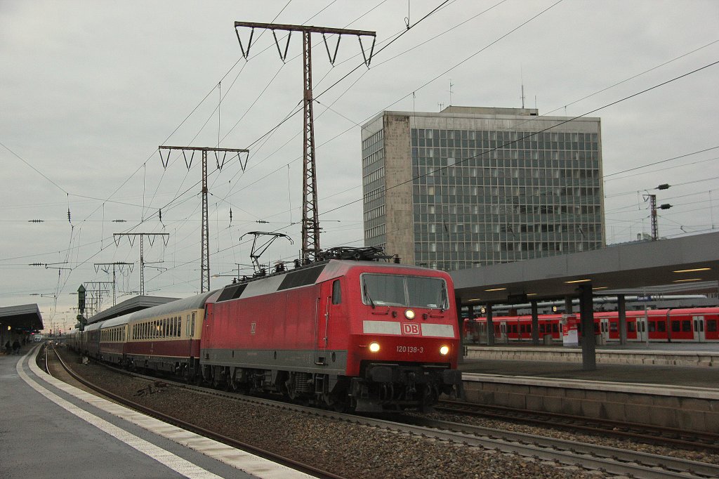 DB 120 138-3 mit AKE-Rheingold in Essen Hbf, Dezember 2012.