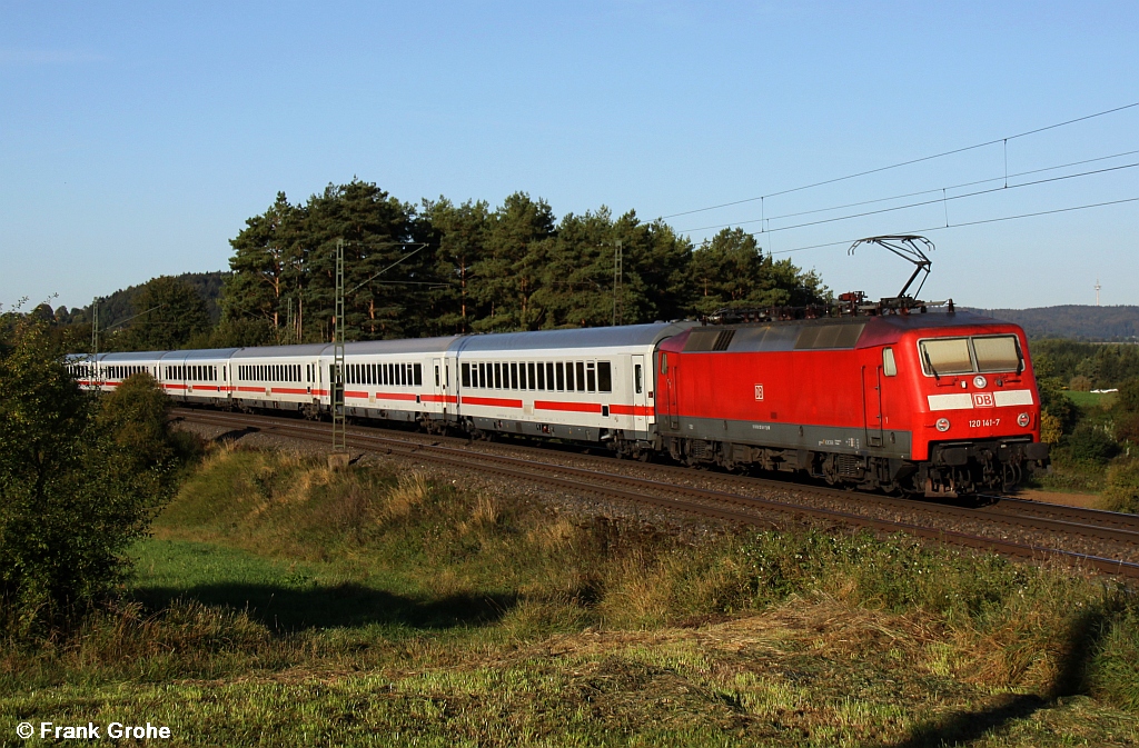 DB 120 141-7 schiebt IC 2024 Passau - Hamburg, KBS 880 Passau - Nrnberg, fotografiert bei Parsberg am 30.09.2011