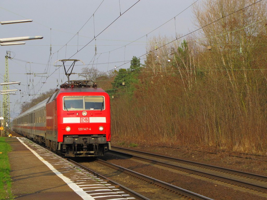 DB 120 147-4 mit dem IC 2022 von Frankfurt (M) Hbf nach Hamburg-Altona, in Uhlerborn; 23.03.2010