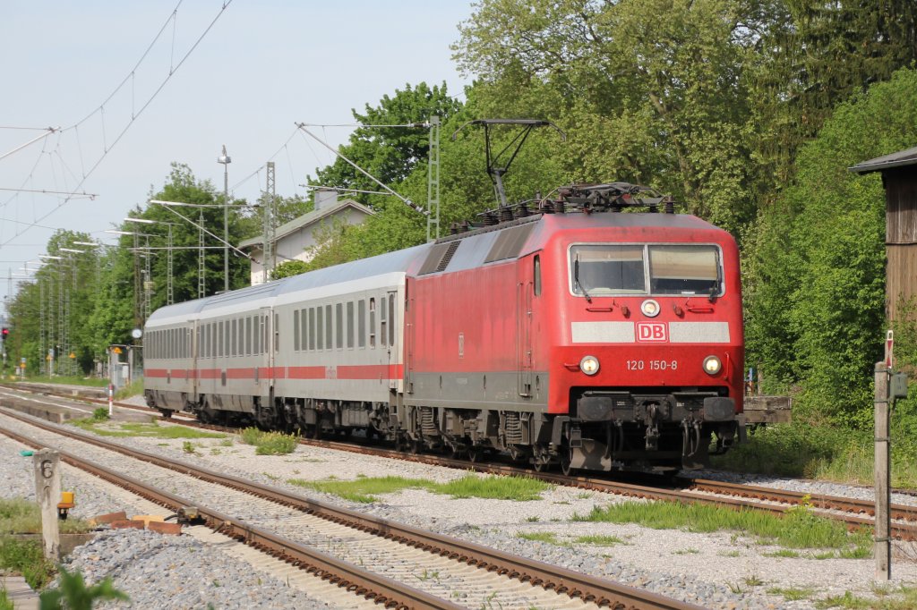 DB 120 150 mit RE 2083 am 10.05.2012 (der IC 2083  Knigssee  Hamburg Altona - Berchtesgaden Hbf wird auf den letzten Kilometern von Freilassung nach Berchtesgaden zum RE  degradiert ) bei der Ausfahrt aus dem Bahnhof Hammerau.