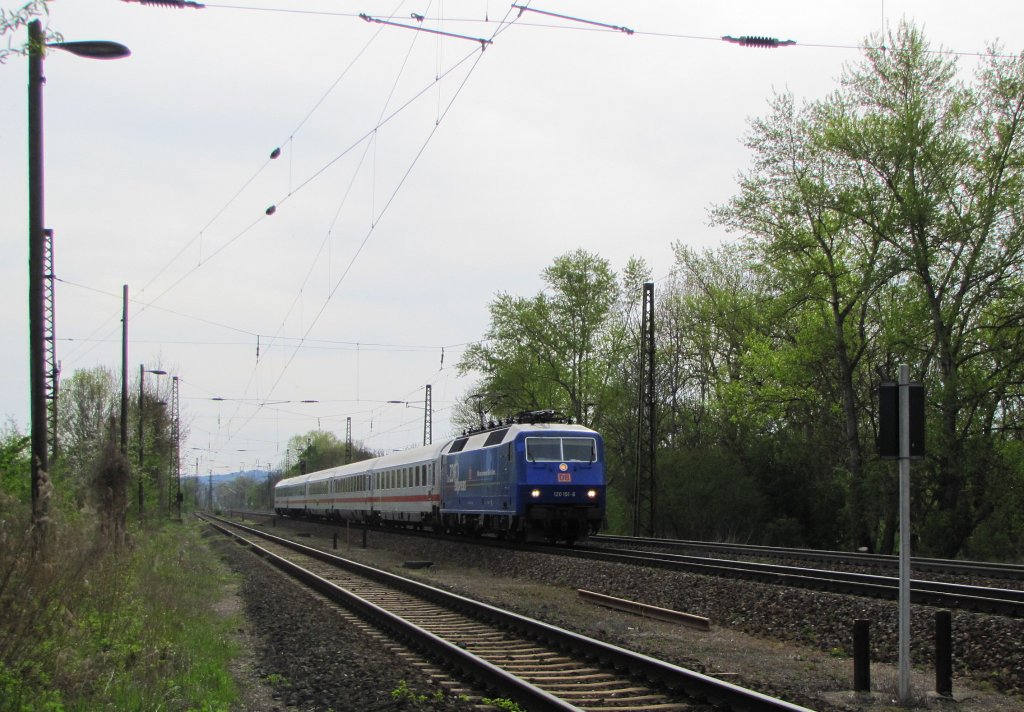 DB 120 151-6 mit dem IC 2259 von Erfurt Hbf nach Berlin Gesundbrunnen, in Naumburg (S); 29.04.2010