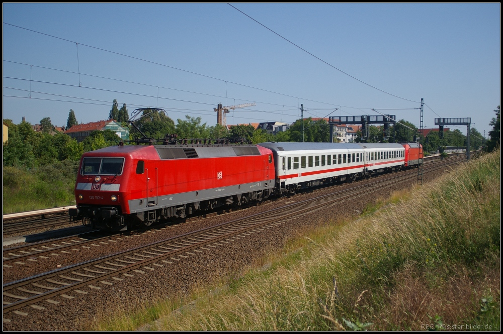 DB 120 152-4 mit IC 6159 nach Bln.-Lichtenberg und 101 111 als Wagenlok am 18.06.2012 in Berlin Bornholmer Strae
