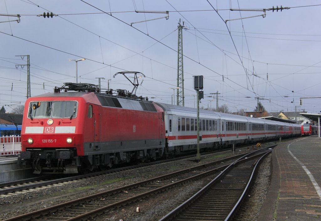 DB 120 155-7 mit IC in Rheine Hbf, Januar 2013.