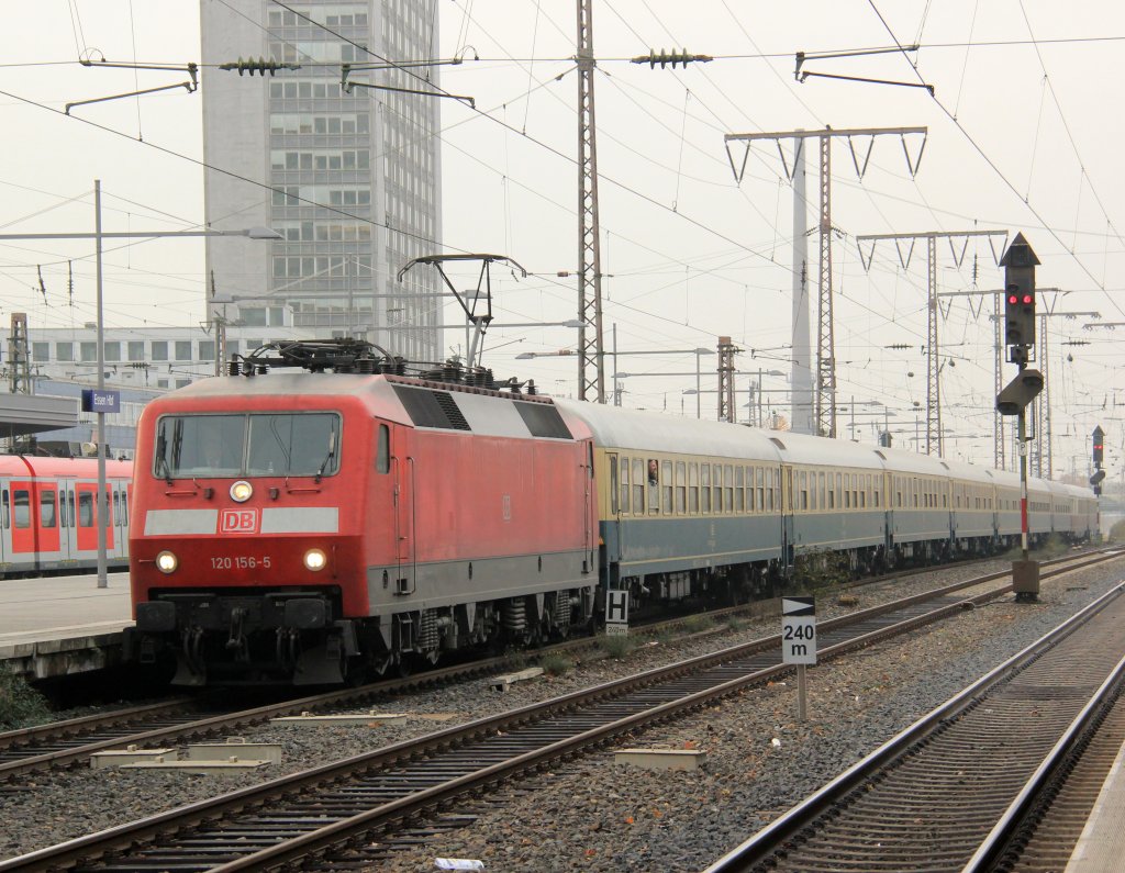 DB 120 156-5 mit IC2410  Hanseat  in Essen Hbf, November 2012.