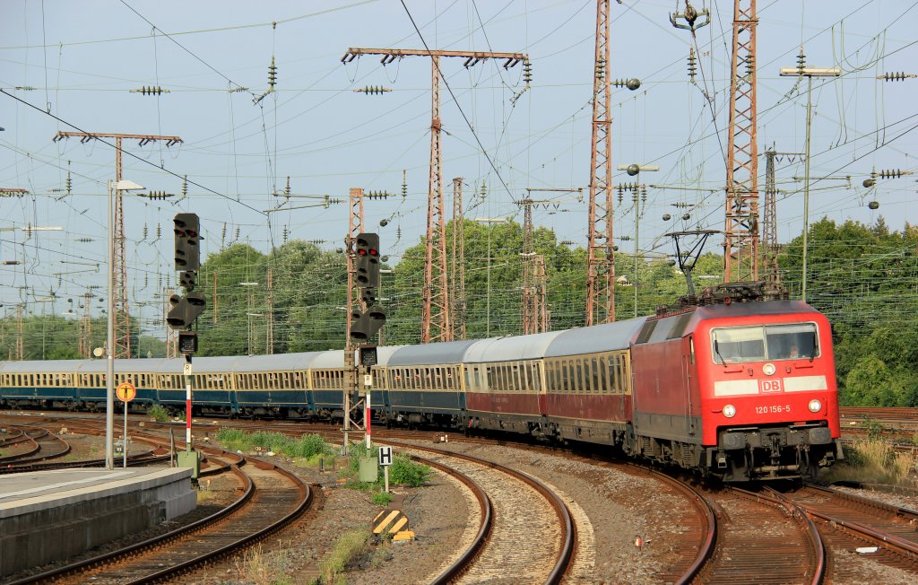 DB 120 156-5 mit IC2417  Hanseat  bei der Einfahrt in Essen Hbf, August 2012.