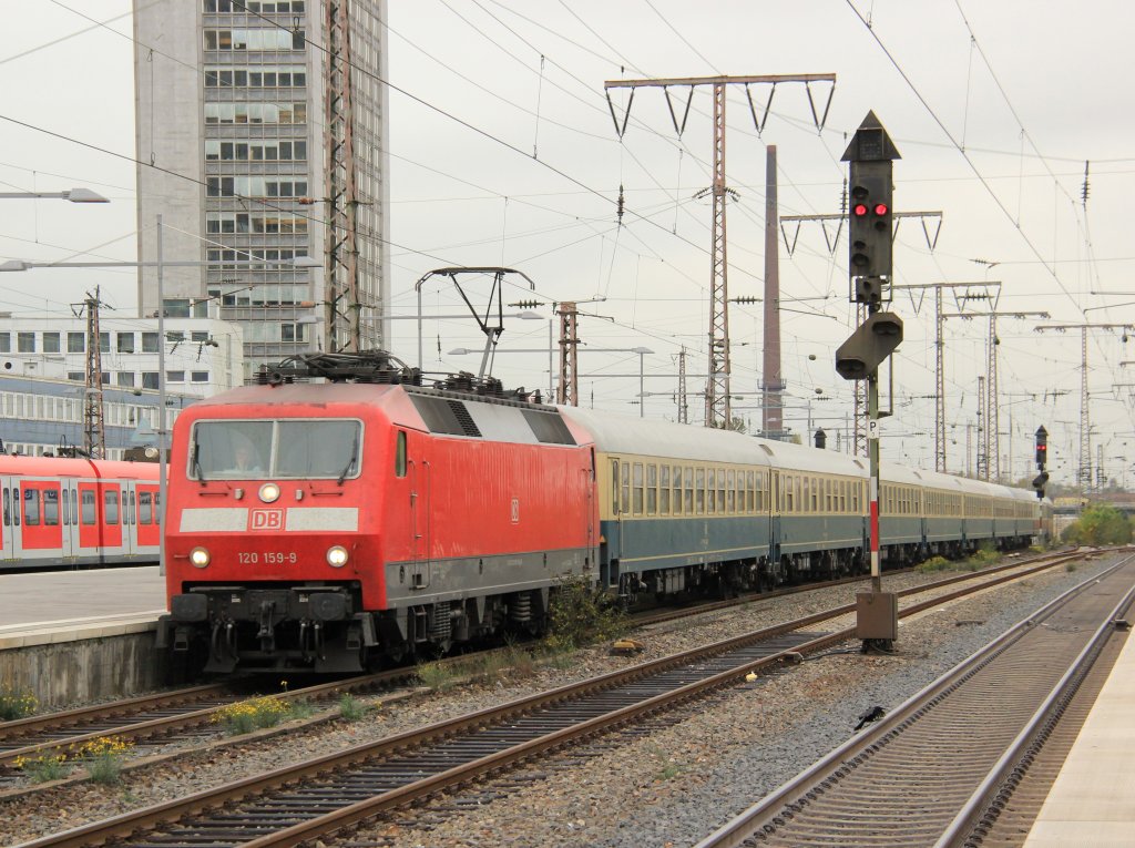 DB 120 159-9 mit IC2410  Hanseat  in Essen Hbf, Oktober 2012.