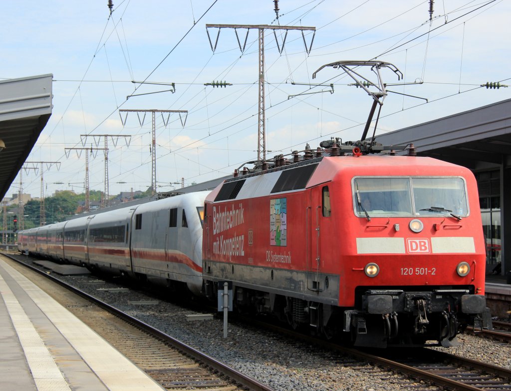 DB 120 501-2  Bahntechnik mit Kompetenz  mit ICE 402 in Essen Hbf, August 2012.