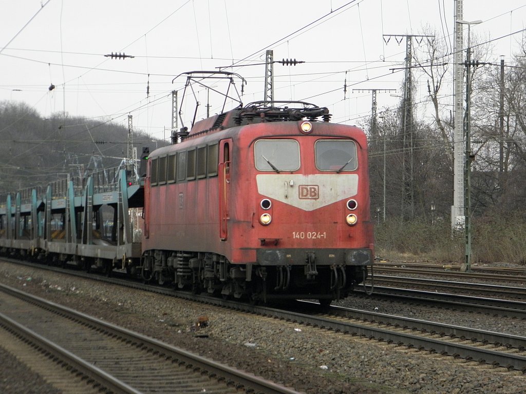 DB 140 024-1 mit einem leeren Autozug in Kln West am 12.2.2011