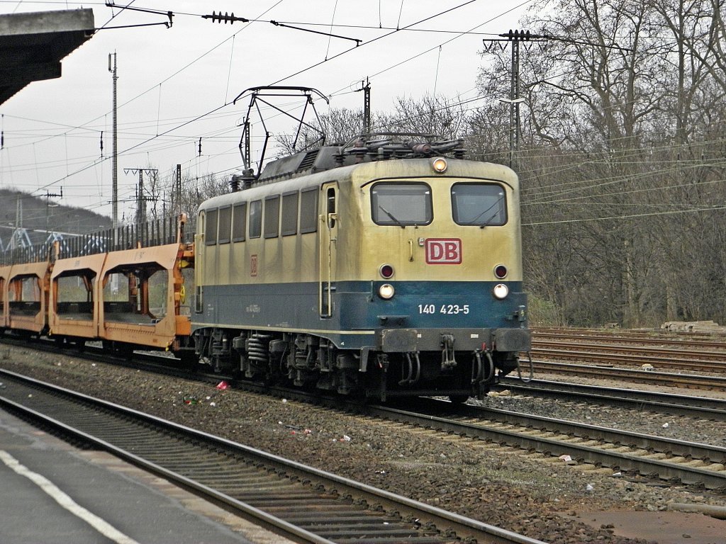 DB 140 423-5 mit einem leeren Autozug aus Venlo in Kln West am 12.3.2011