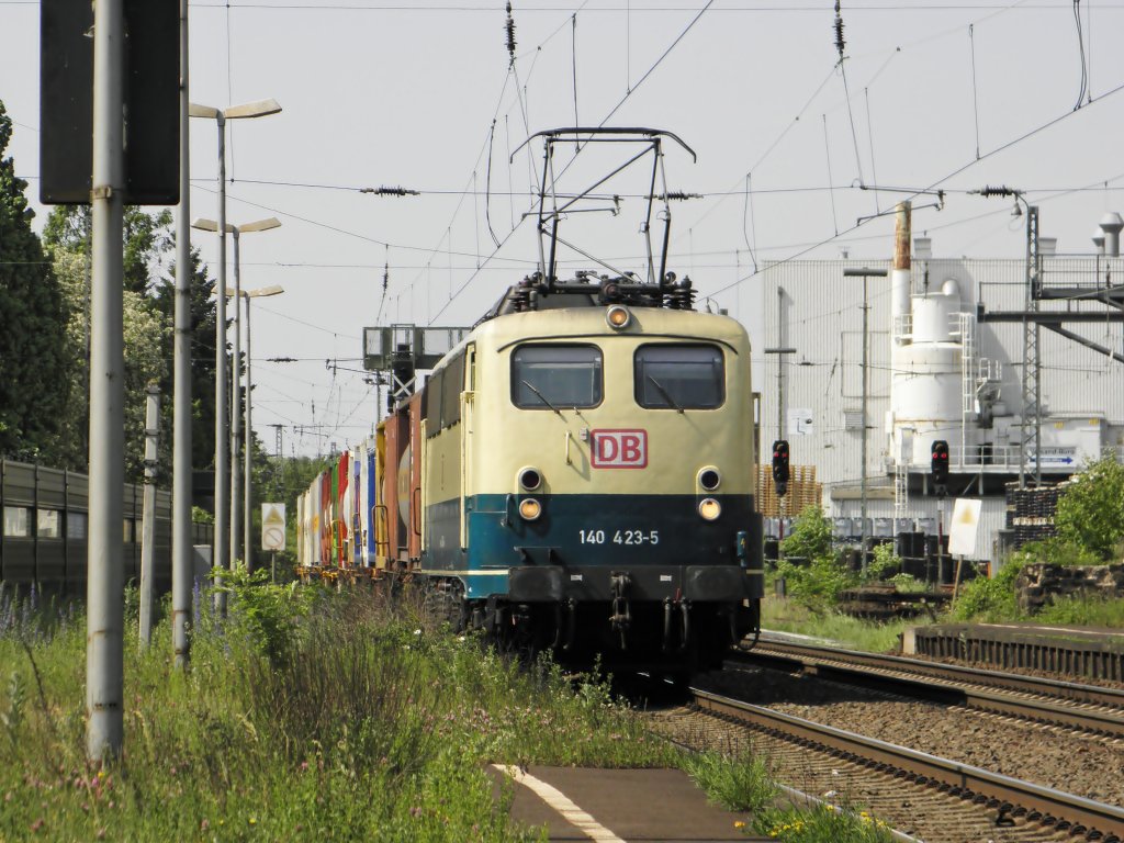 DB 140 423-5 mit einem Containerzug durch Knigswinter am 7.5.2011. Sowie die 140 aussieht kennt sie wohl doch eine Waschanlage ^^