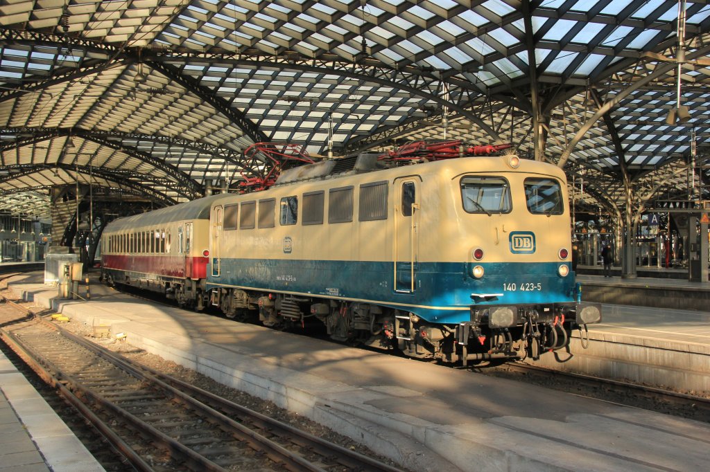 DB 140 423-5 mit Rheingold in K�ln Hbf und fuhr weiter nach Koblenz, November 2012.