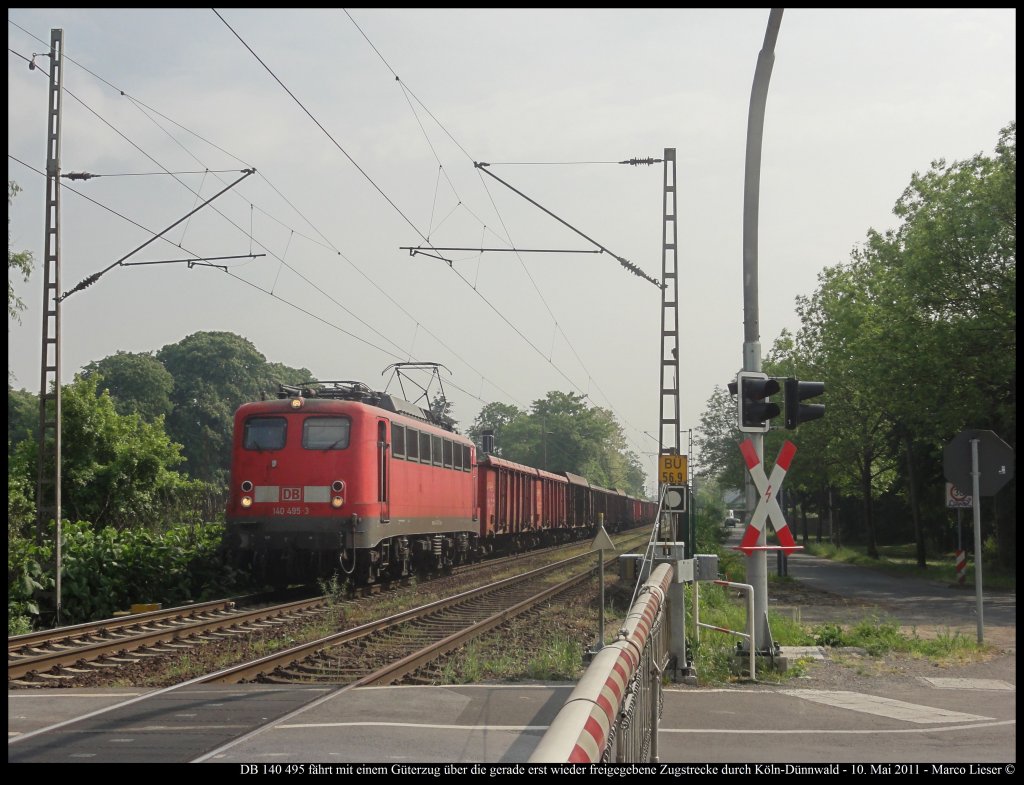 DB 140 495 fhrt mit einem Gterzug ber die gerade erst wieder freigegebene Zugstrecke durch Kln-Dnnwald (10.05.2011)