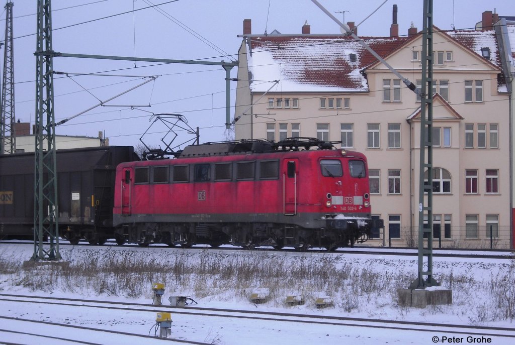 DB 140 502-6 mit Gterzug nach Leipzig - Wahren, fotografiert auf der Gterumfahrung Hbf. Halle Saale am 16.12.2010
